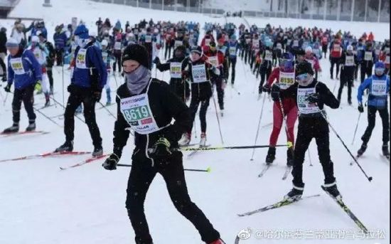 中国东极冰上马拉松赛鸣枪开跑