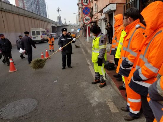 哈尔滨交警多举措提升环卫作业人员安全防护意